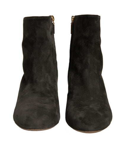 Botines negros con tacón adornado