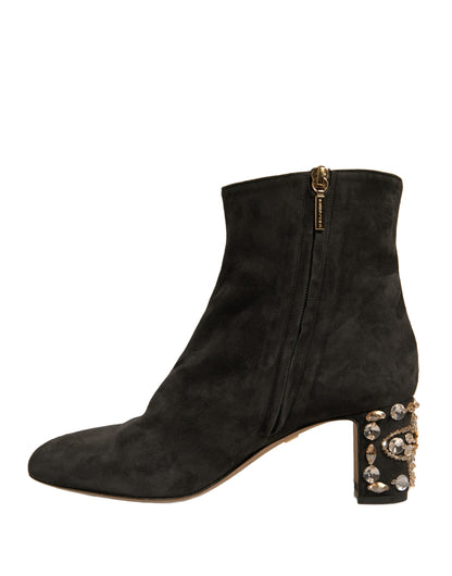Botines negros con tacón adornado