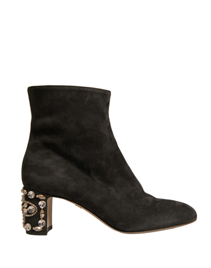 Botines negros con tacón adornado