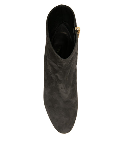 Botines negros con tacón adornado