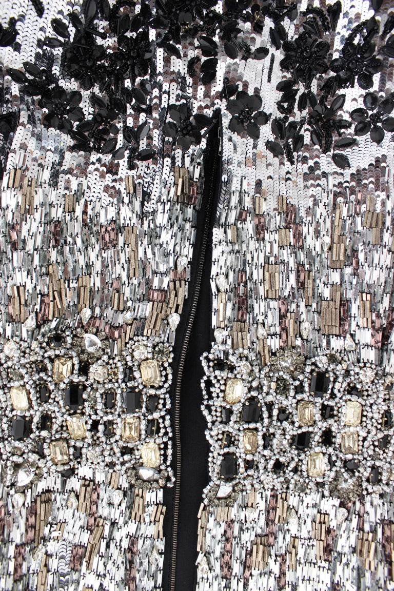 Vestido recto adornado con cristales plateados, obra maestra