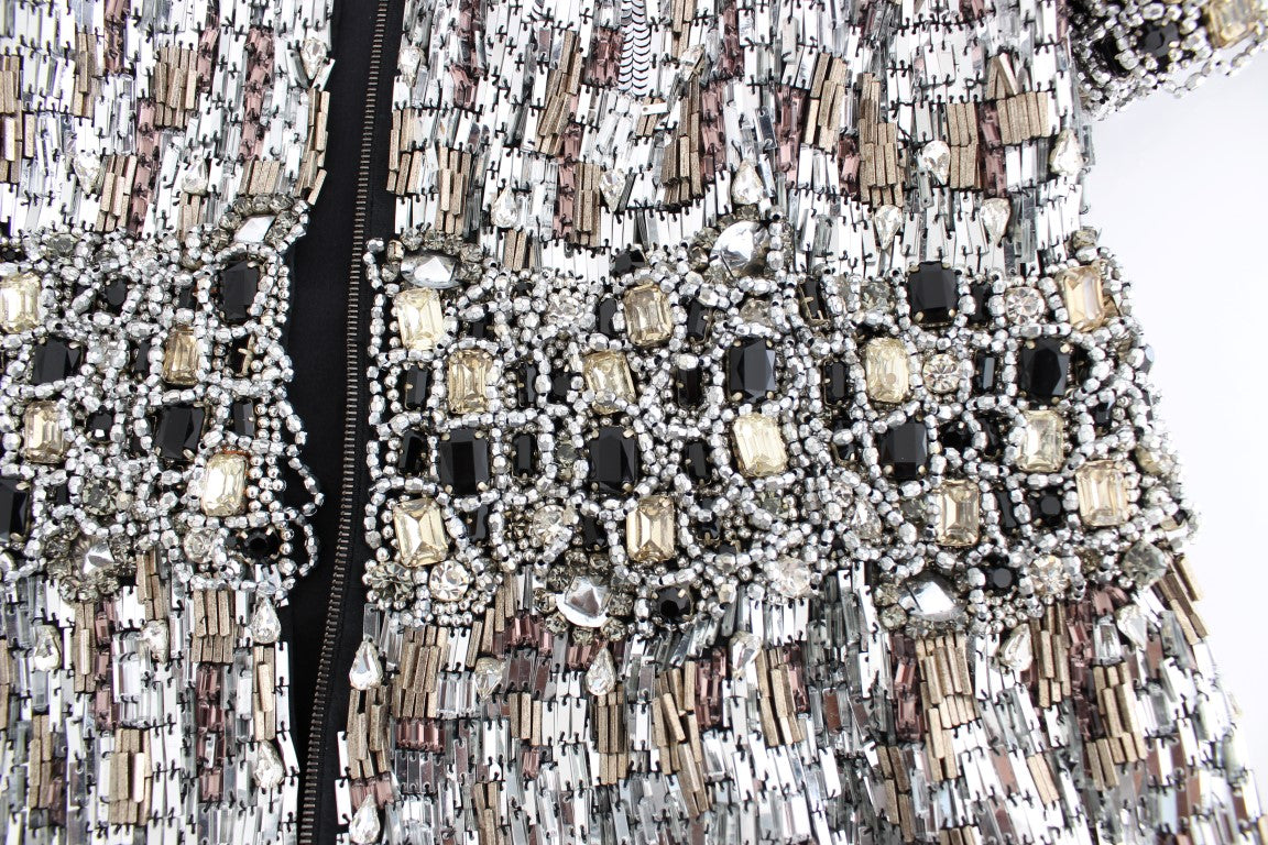 Vestido recto adornado con cristales plateados, obra maestra