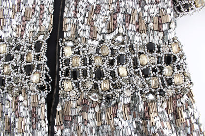 Vestido recto adornado con cristales plateados, obra maestra