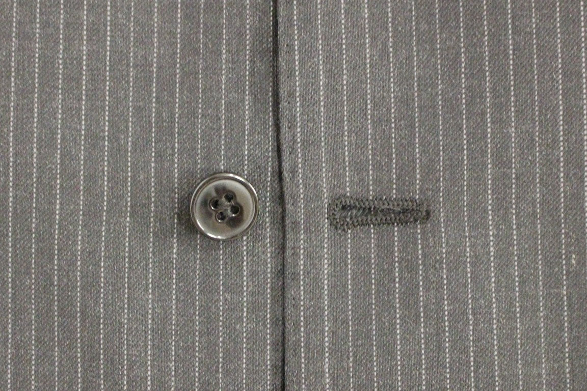 Elegante chaleco de vestir a rayas grises