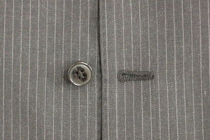 Elegante chaleco de vestir a rayas grises