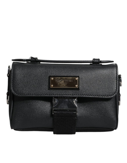 Bolso bandolera de cuero con hebilla y placa con logotipo negro