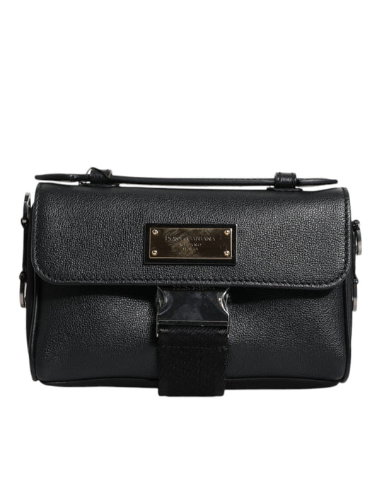 Bolso bandolera de cuero con hebilla y placa con logotipo negro