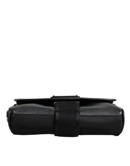 Bolso bandolera de cuero con hebilla y placa con logotipo negro