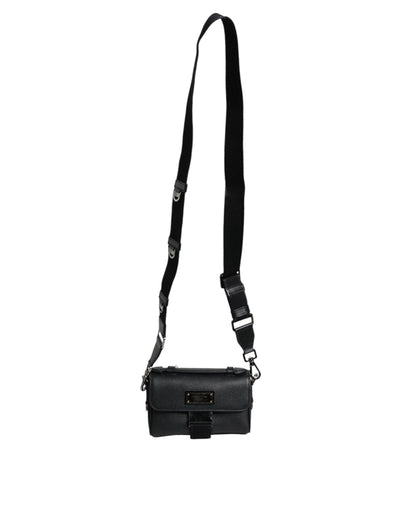 Bolso bandolera de cuero con hebilla y placa con logotipo negro