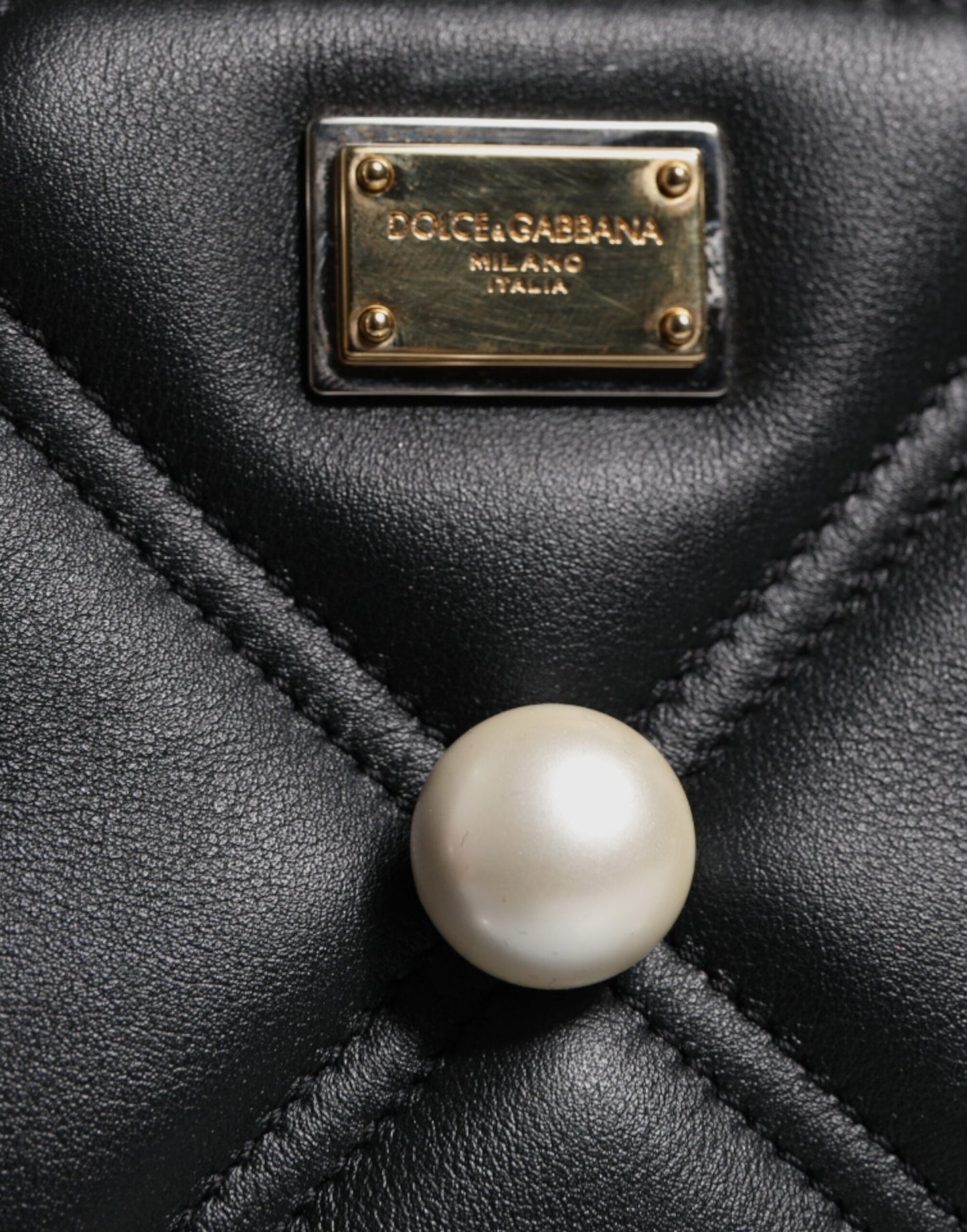 Bolso de hombro de cuero negro con logotipo adornado con perlas