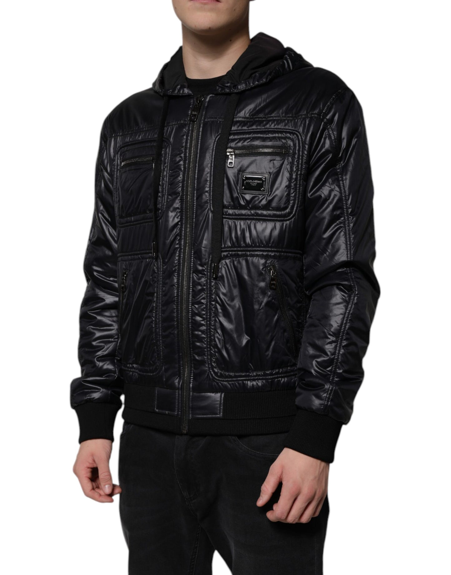 Chaqueta tipo blusón de nailon negro con capucha y cremallera completa