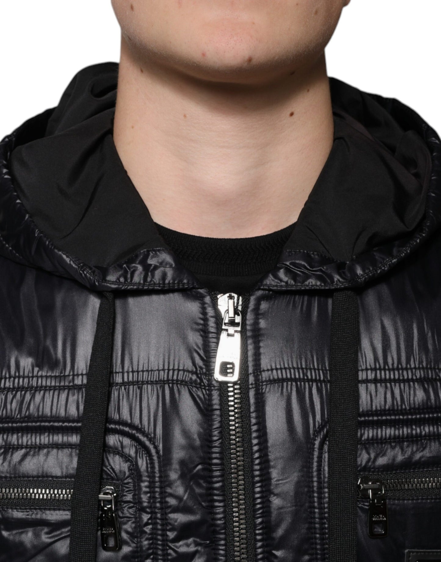 Chaqueta tipo blusón de nailon negro con capucha y cremallera completa