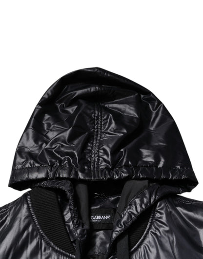 Chaqueta tipo blusón de nailon negro con capucha y cremallera completa