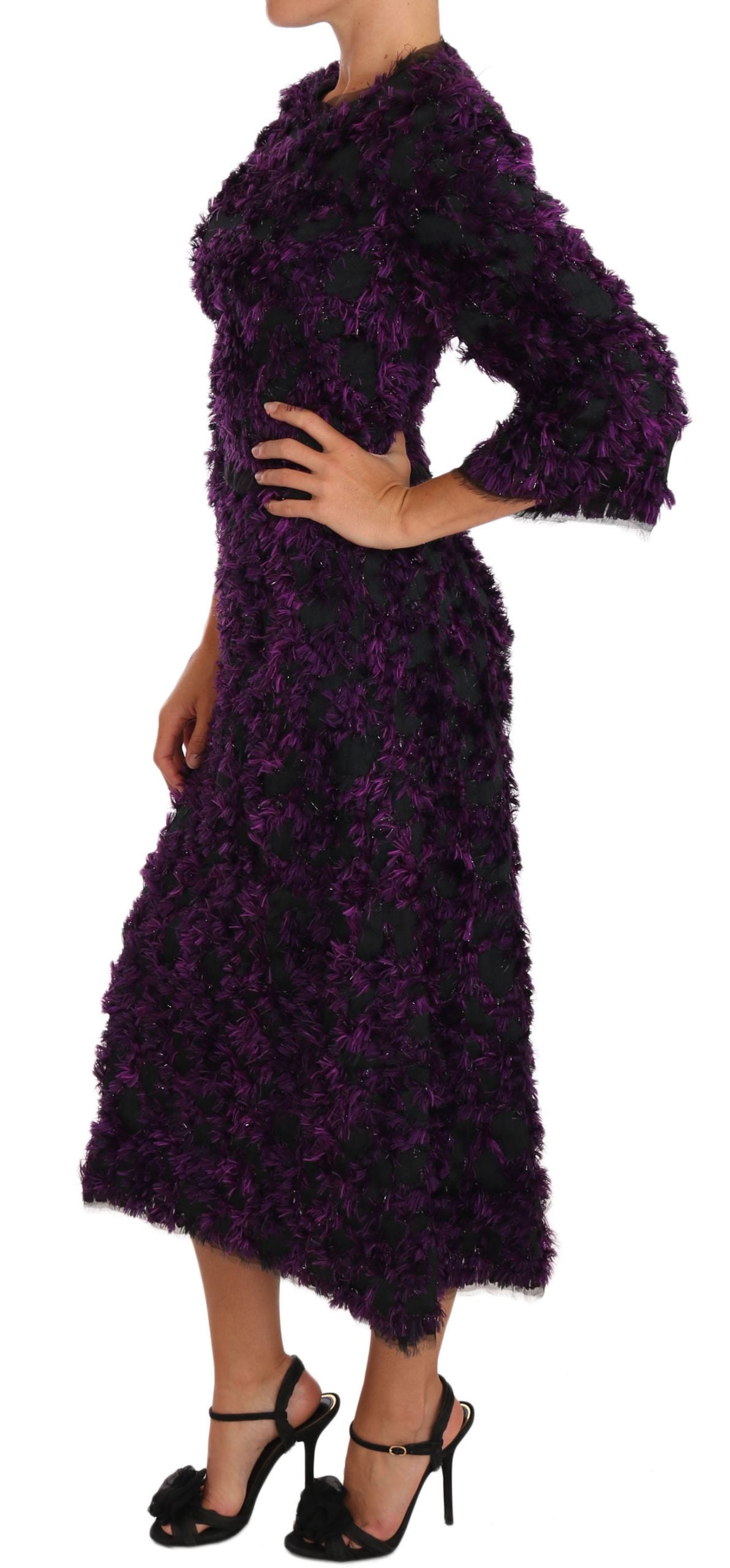 Elegante vestido con flecos en morado y negro