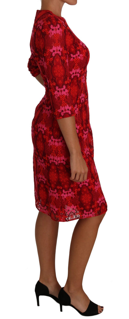 Elegante vestido floral de crochet hasta la rodilla