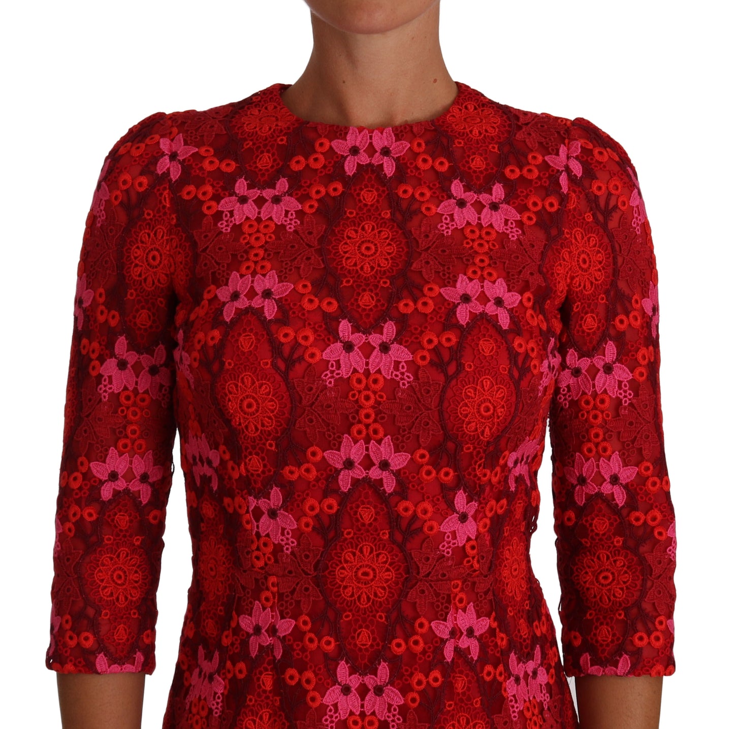 Elegante vestido floral de crochet hasta la rodilla