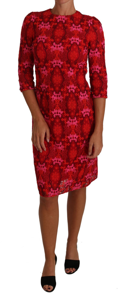 Elegante vestido floral de crochet hasta la rodilla