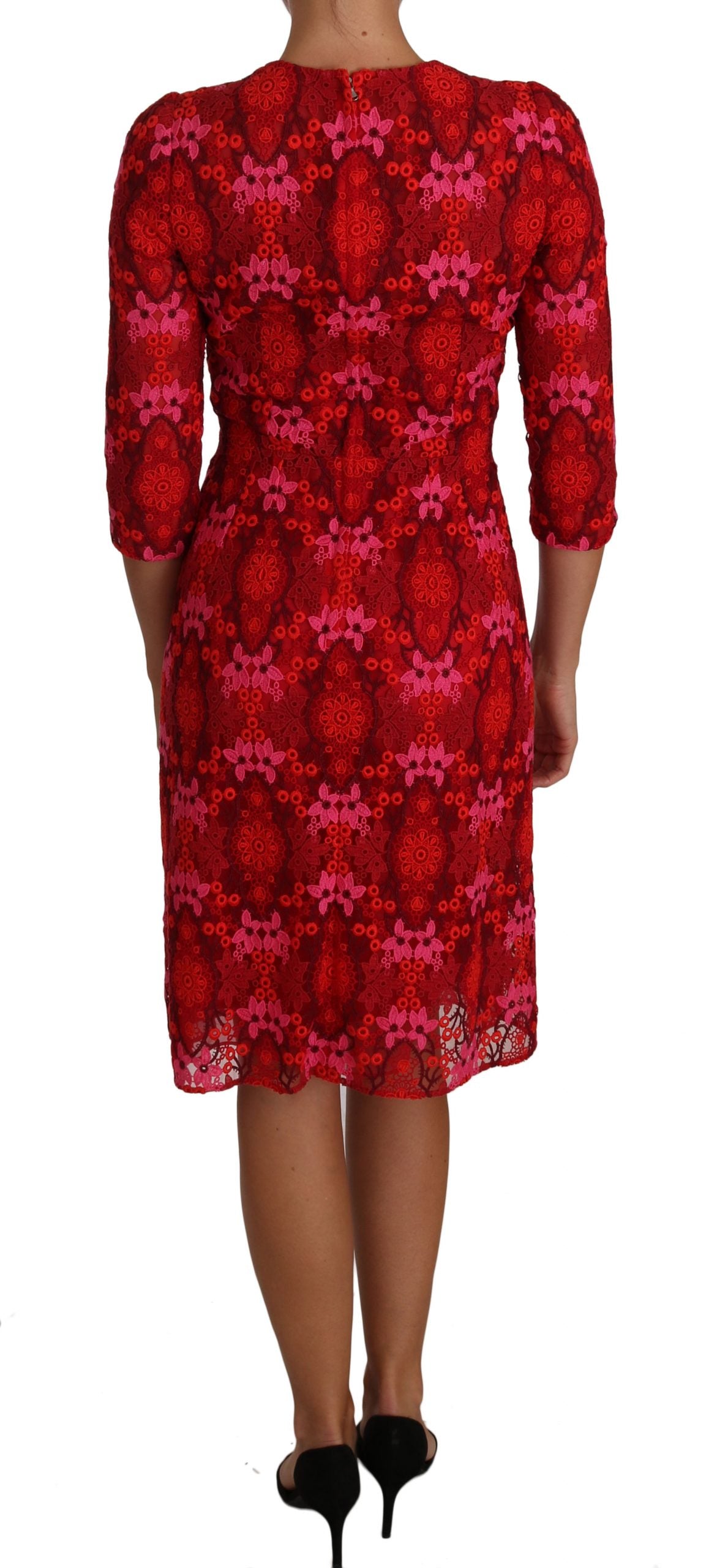 Elegante vestido floral de crochet hasta la rodilla