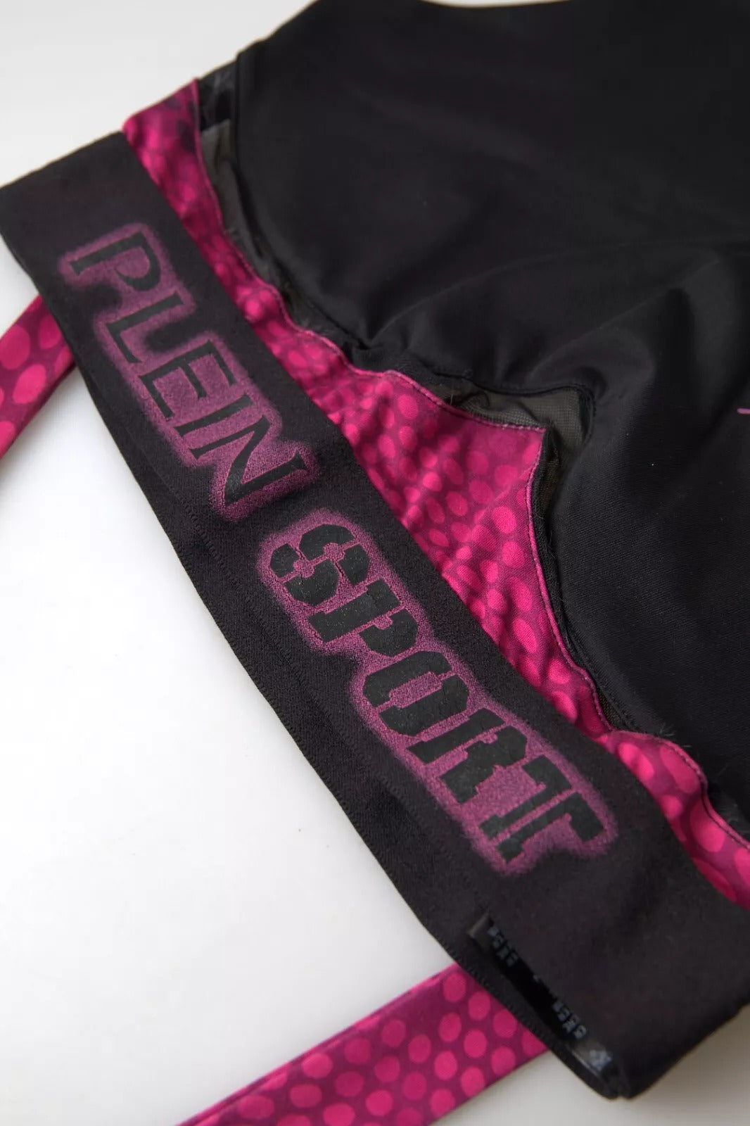 Sujetador deportivo negro elegante con detalles fucsia