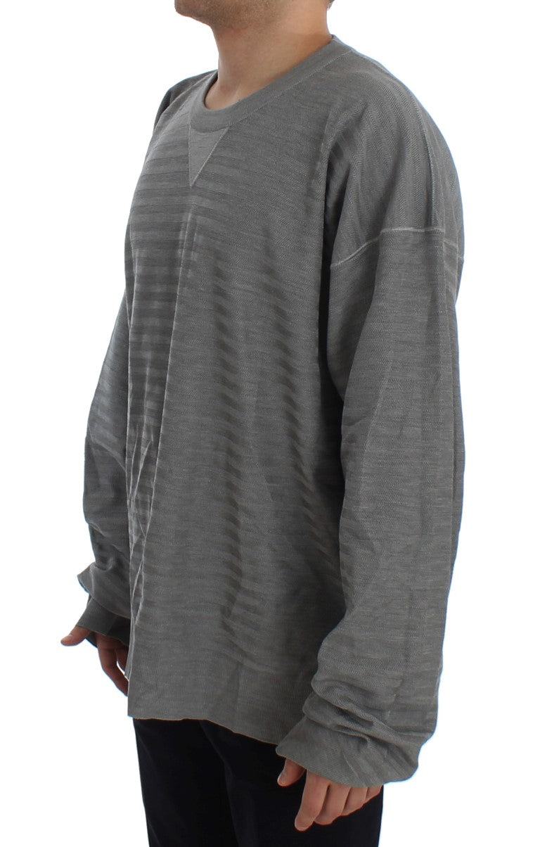 Elegante suéter de cuello redondo de seda gris
