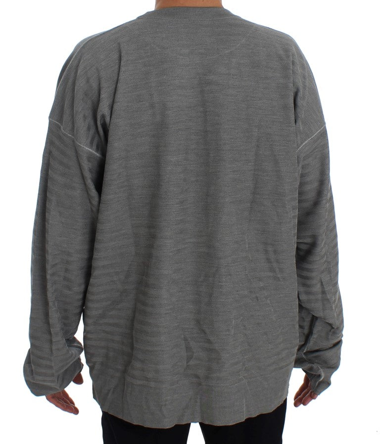 Elegante suéter de cuello redondo de seda gris
