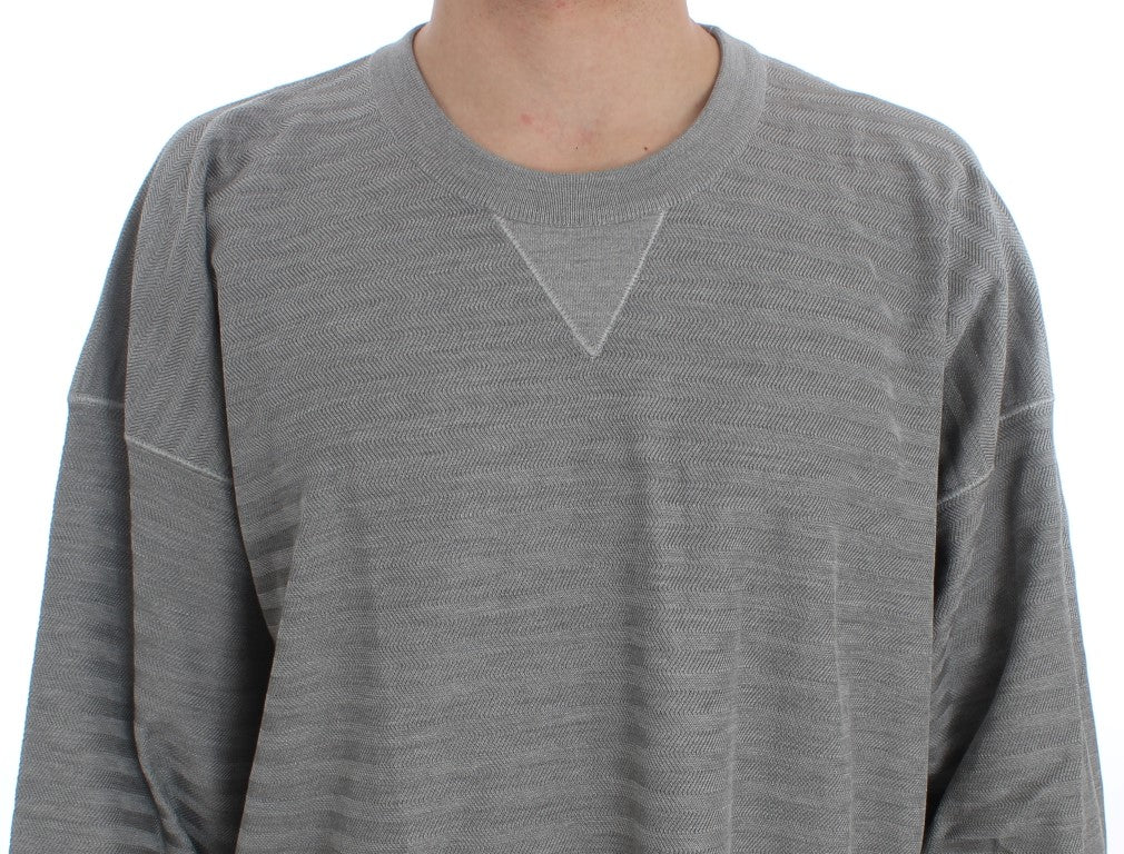 Elegante suéter de cuello redondo de seda gris