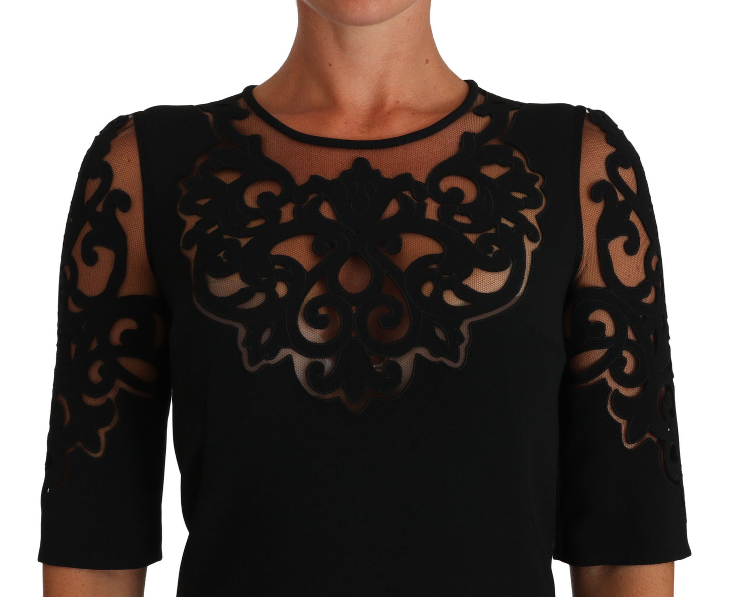 Elegante vestido negro con detalles recortados