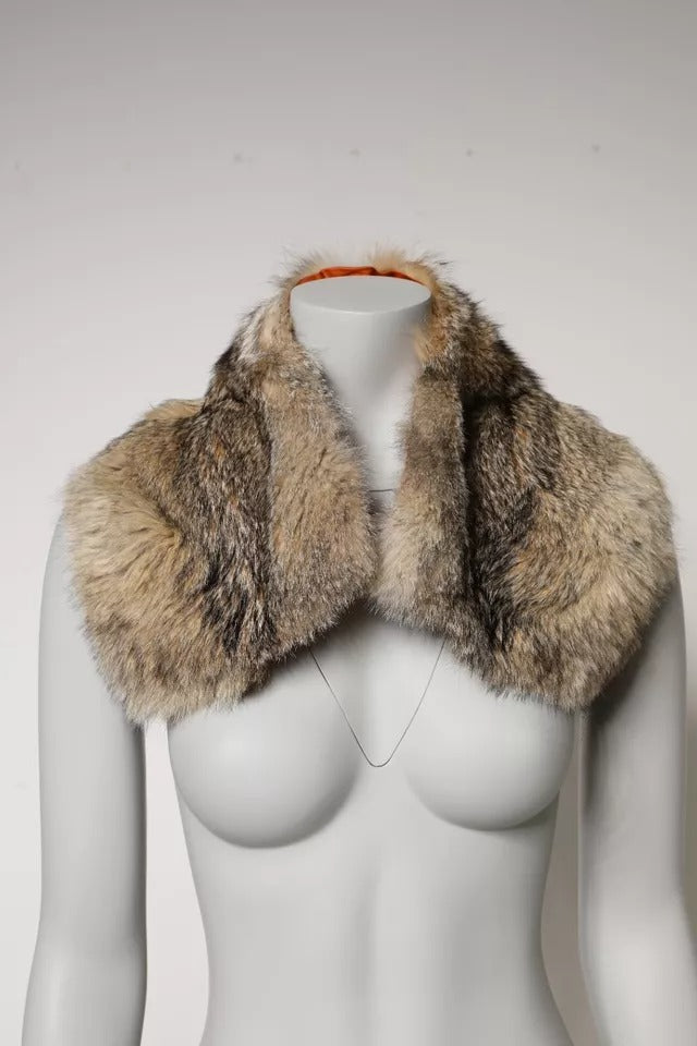 Bufanda de piel marrón con cuello de hombro