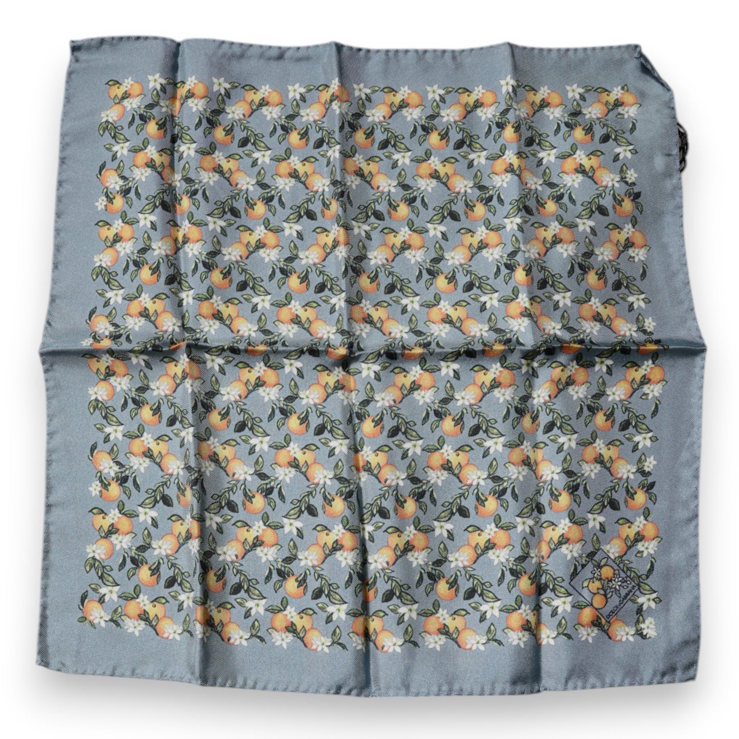 Pañuelo cuadrado de seda con tonos naranjas y grises
