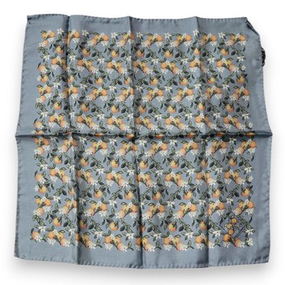 Pañuelo cuadrado de seda con tonos naranjas y grises
