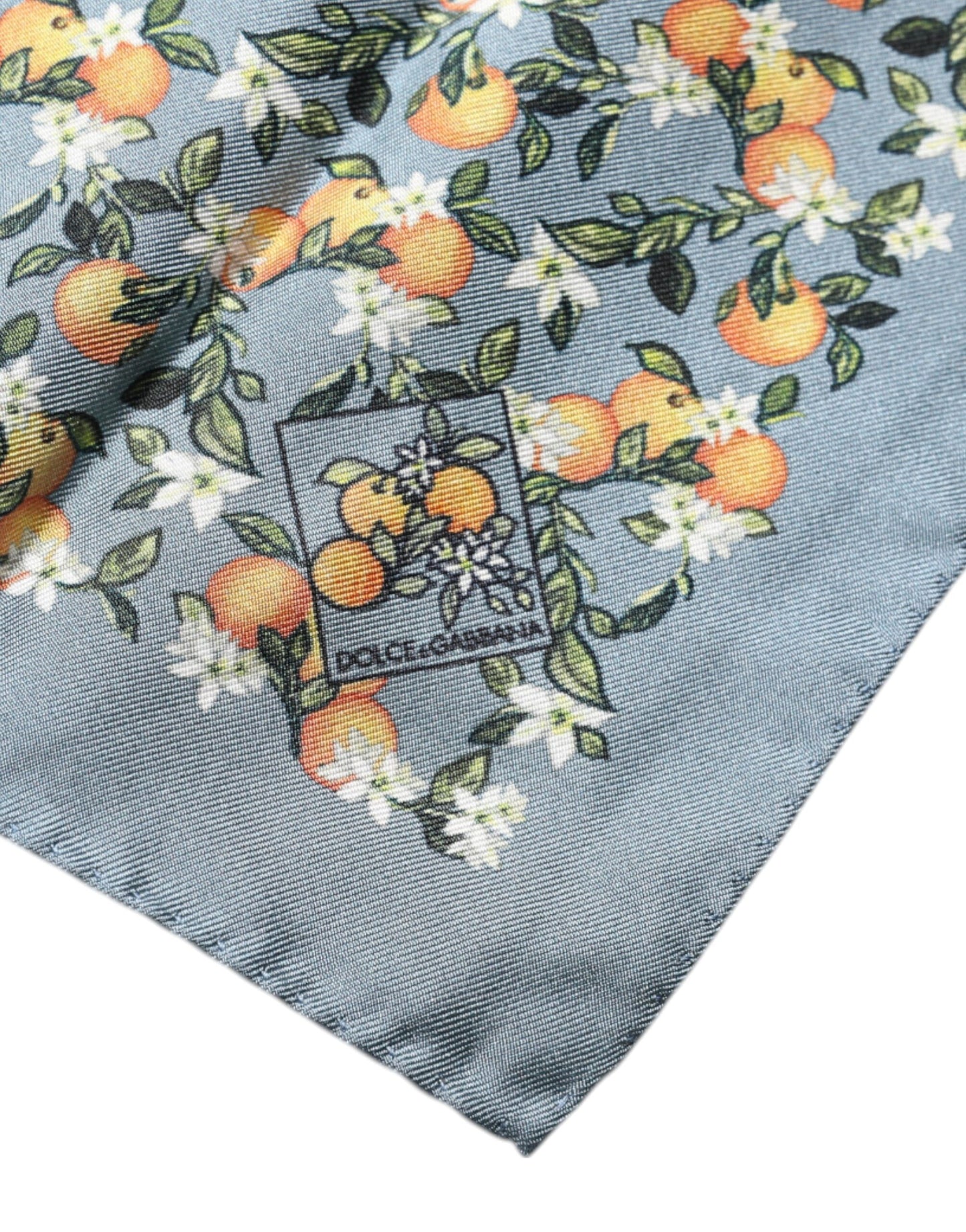 Pañuelo cuadrado de seda con tonos naranjas y grises