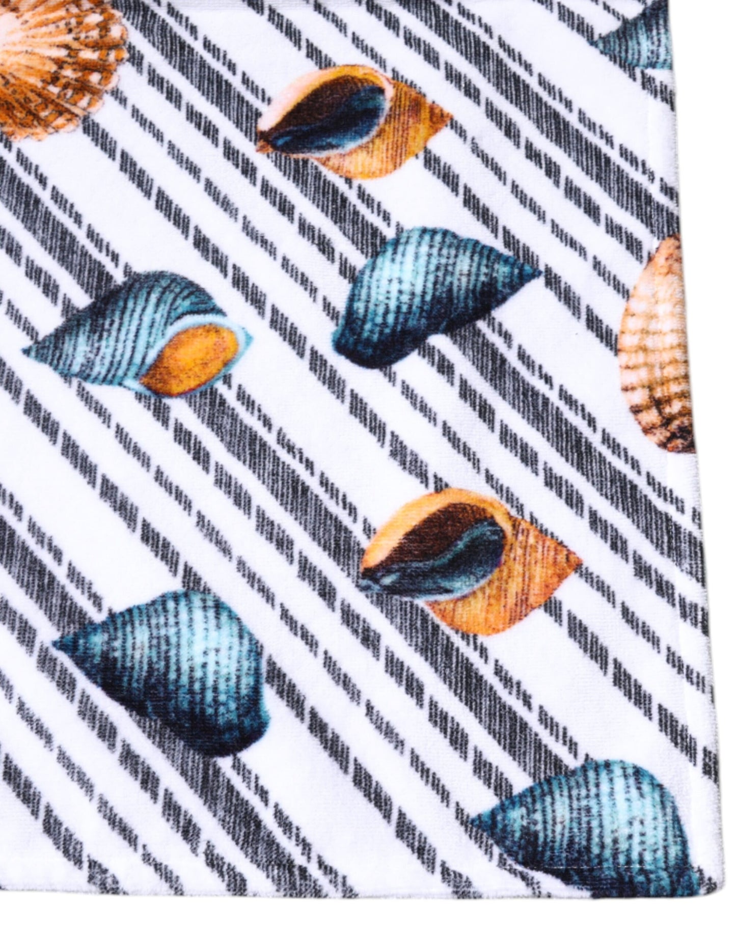 Toalla de playa con rayas multicolores y conchas marinas