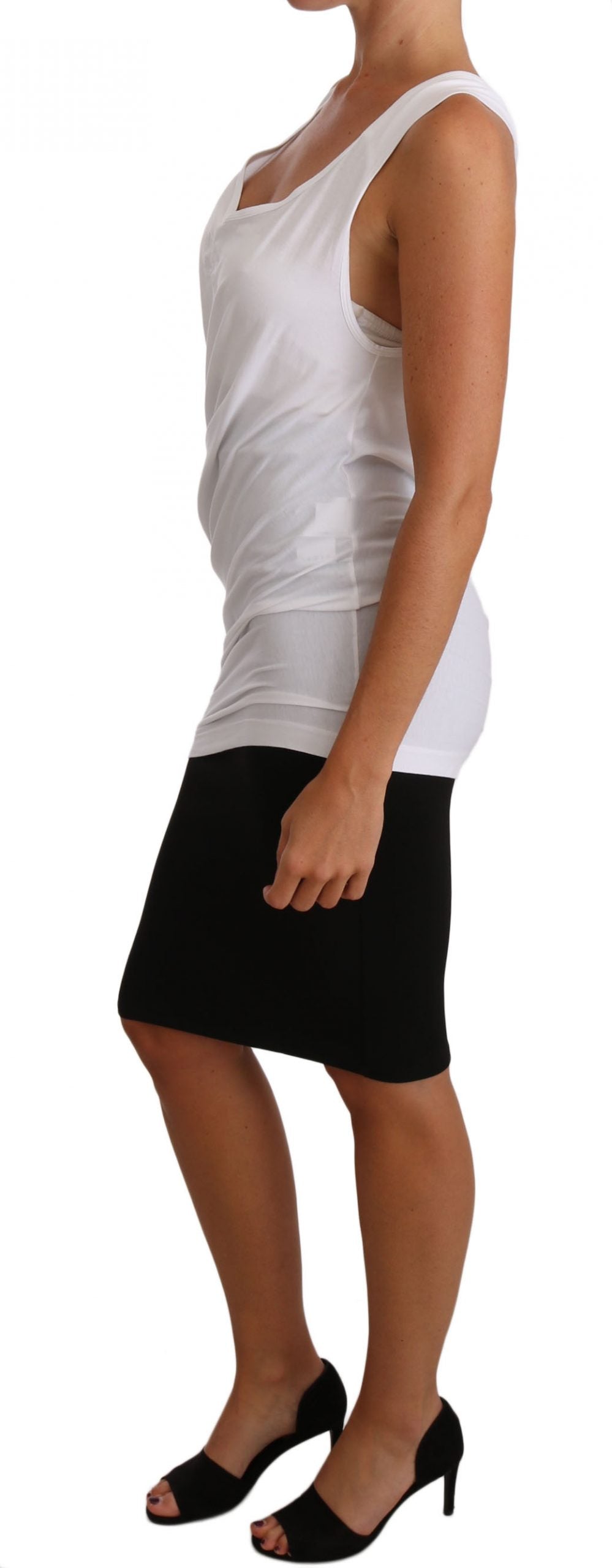 Elegante camiseta blanca sin mangas con lazo en la espalda