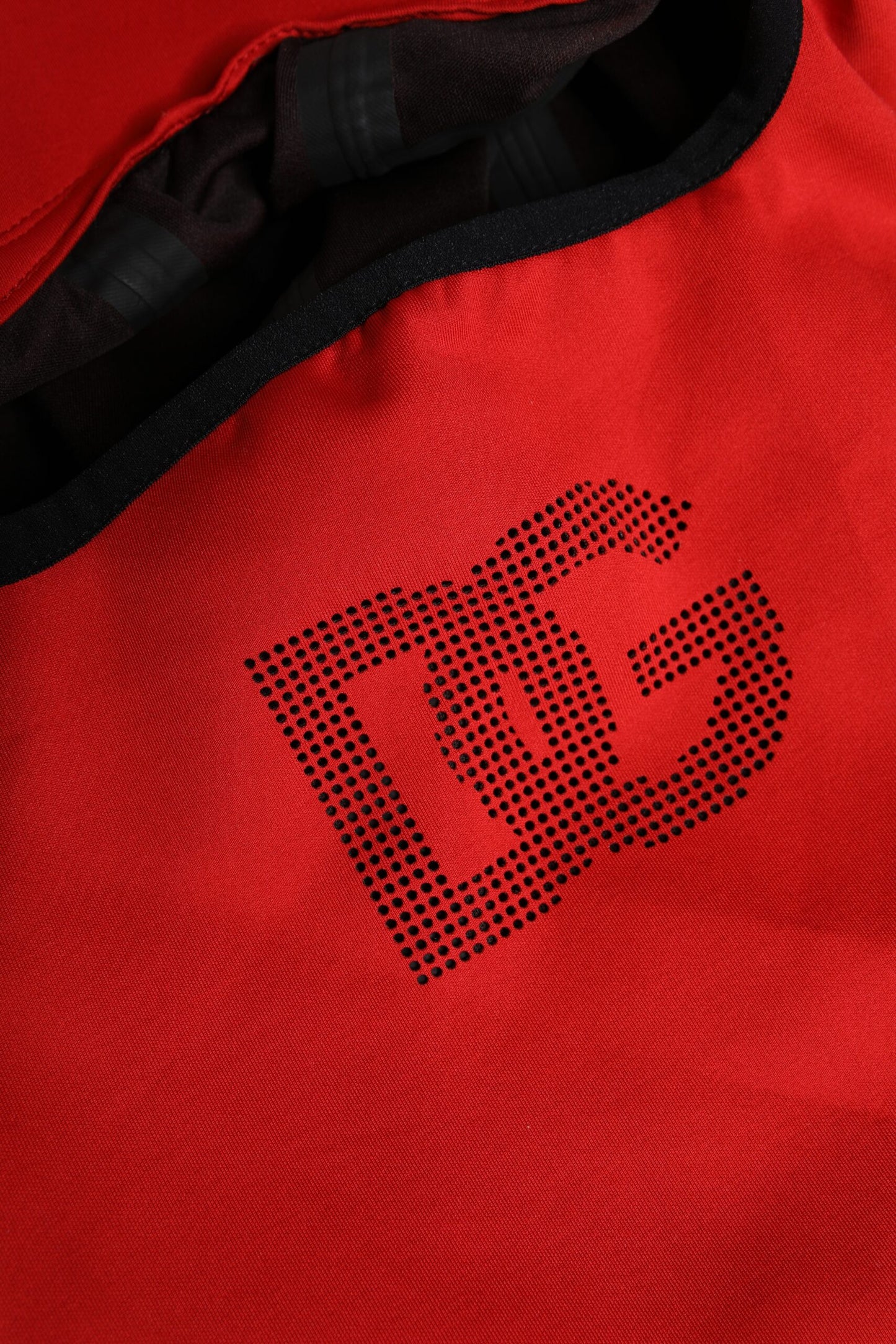 Pasamontañas de ala ancha de poliéster con logotipo rojo