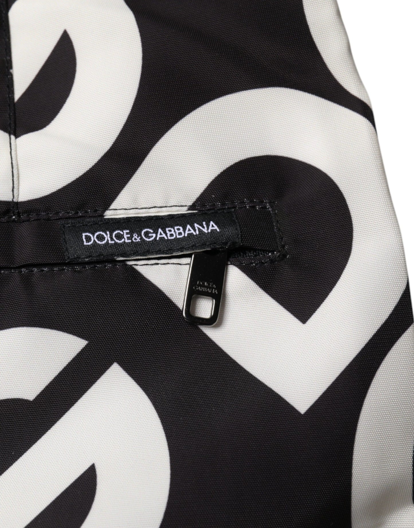 Trajes de baño cortos con logo en blanco y negro