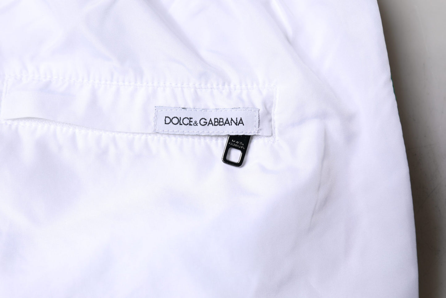 Traje de baño de dos piezas con pantalones cortos y rayas blancas