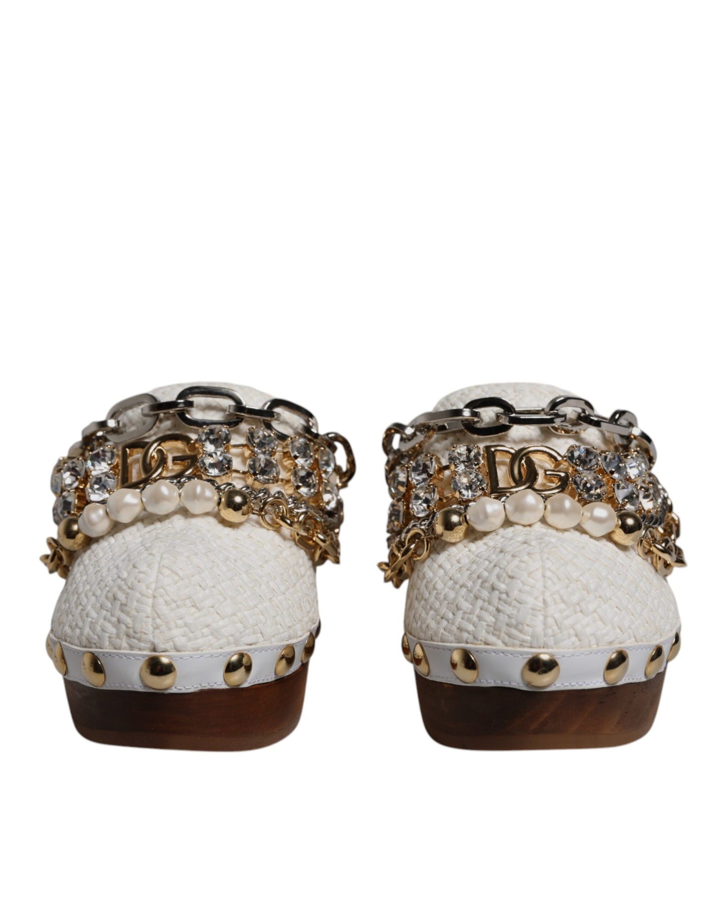 Zuecos de rafia blanca con cadena enjoyada y sandalias