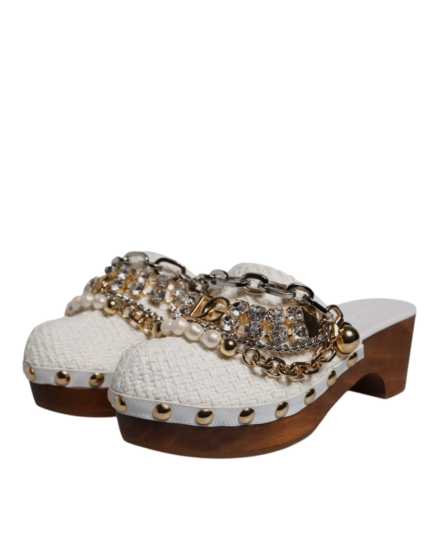 Zuecos de rafia blanca con cadena enjoyada y sandalias
