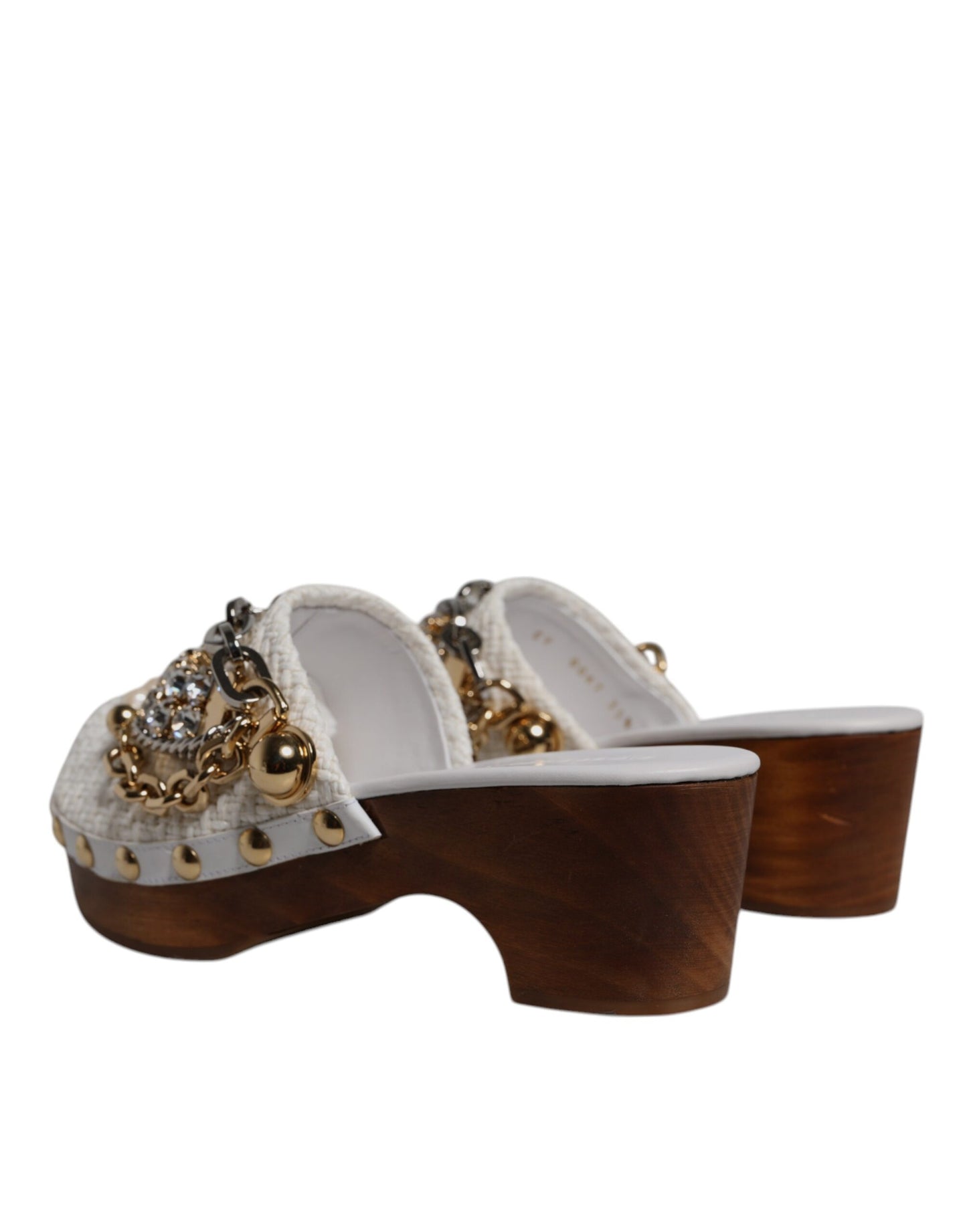 Zuecos de rafia blanca con cadena enjoyada y sandalias