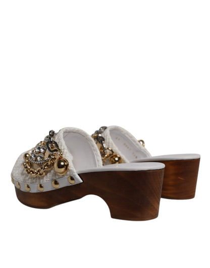 Zuecos de rafia blanca con cadena enjoyada y sandalias