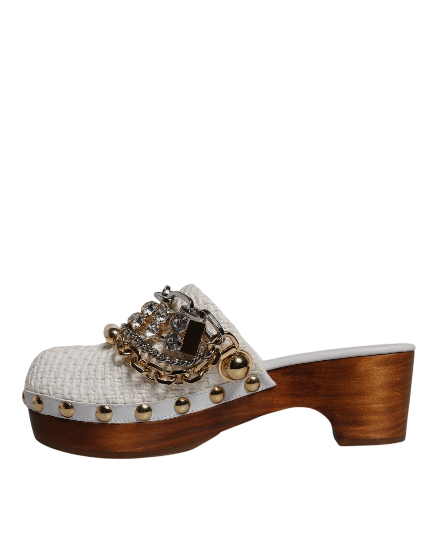 Zuecos de rafia blanca con cadena enjoyada y sandalias