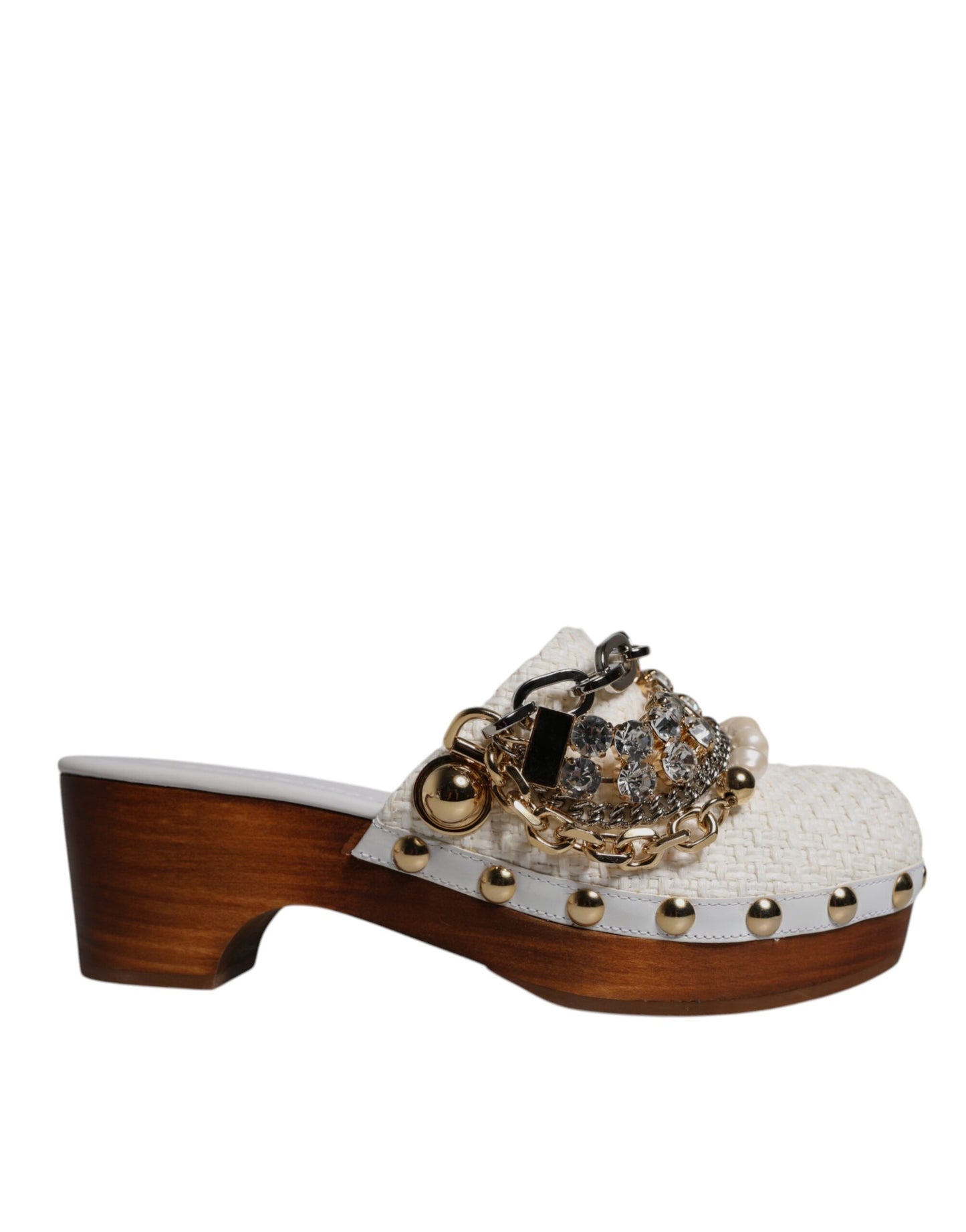 Zuecos de rafia blanca con cadena enjoyada y sandalias