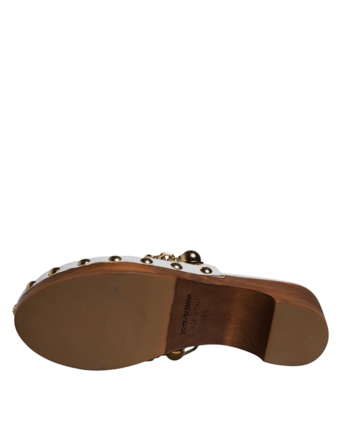 Zuecos de rafia blanca con cadena enjoyada y sandalias