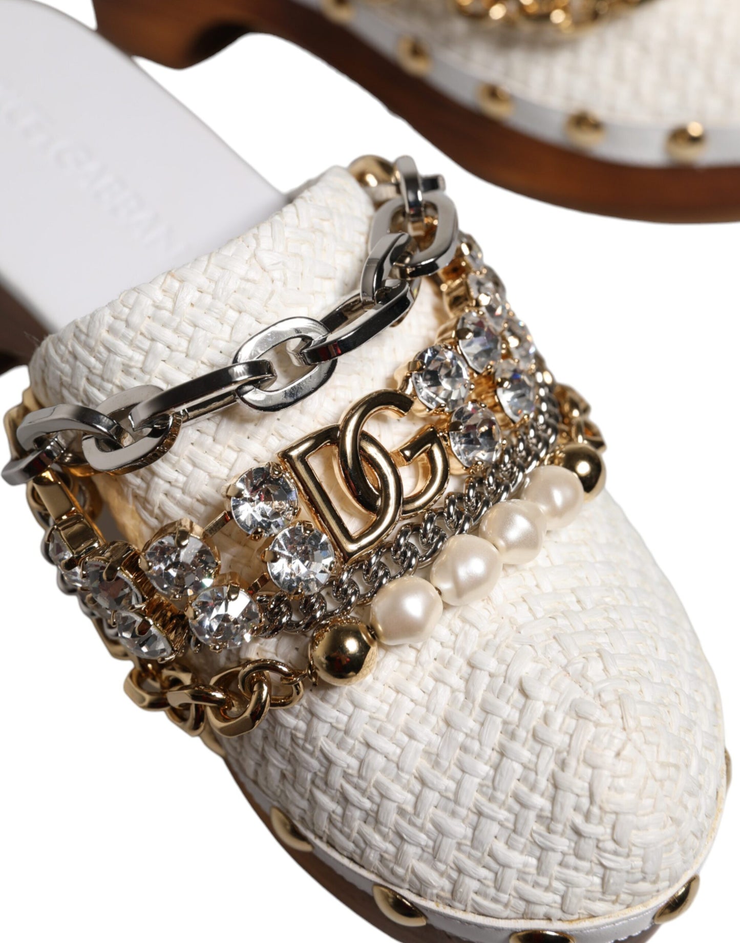 Zuecos de rafia blanca con cadena enjoyada y sandalias