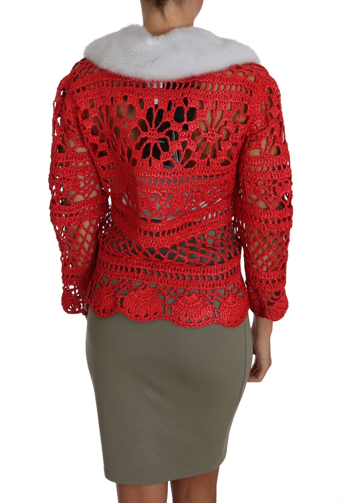 Elegante cárdigan rojo de punto de crochet con cuello de piel