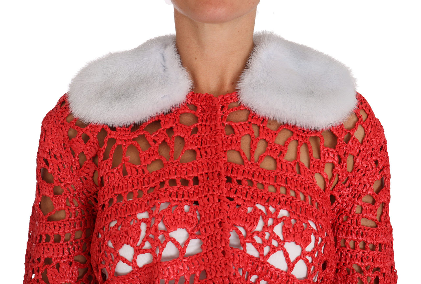 Elegante cárdigan rojo de punto de crochet con cuello de piel