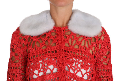 Elegante cárdigan rojo de punto de crochet con cuello de piel