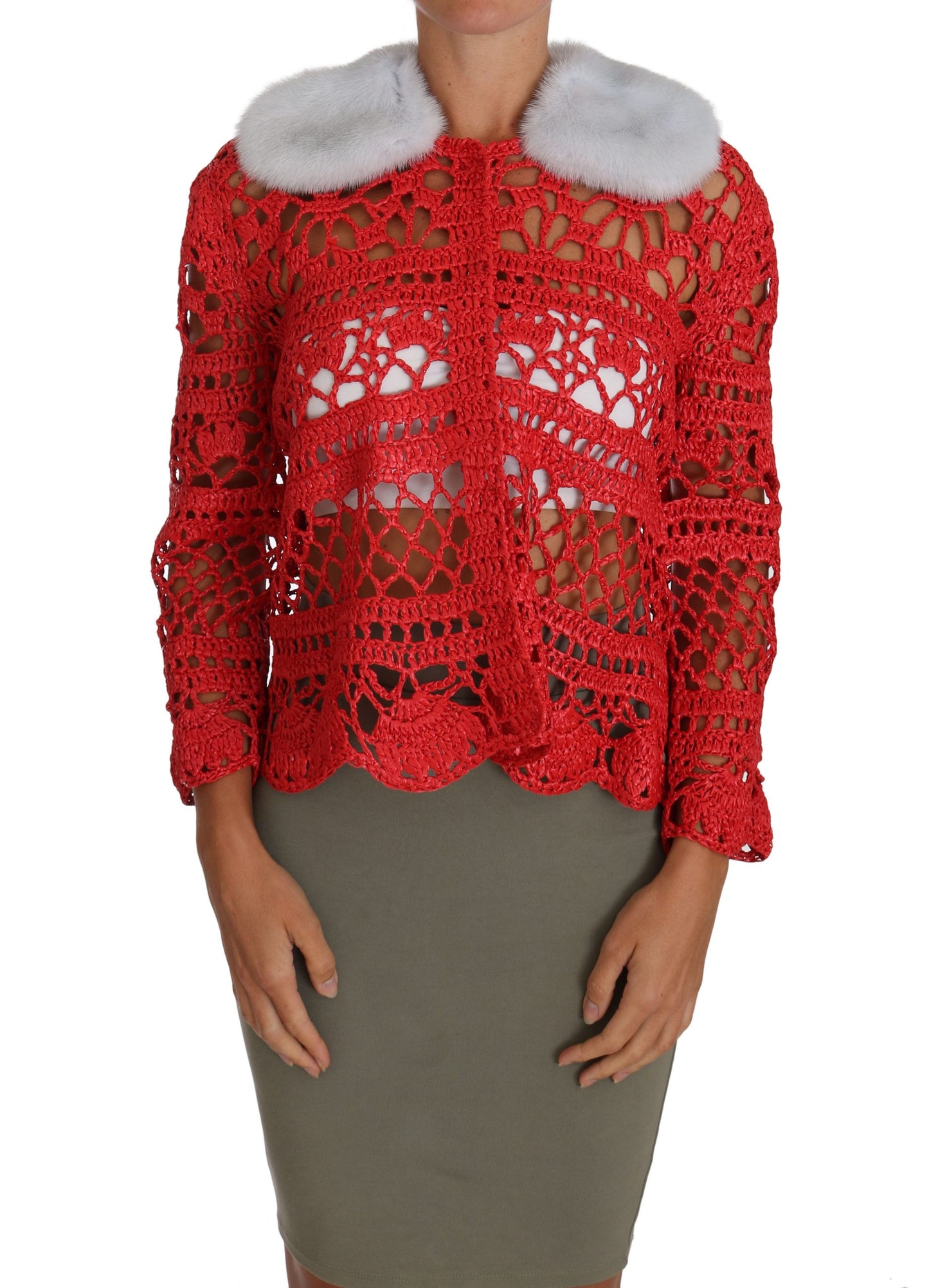 Elegante cárdigan rojo de punto de crochet con cuello de piel