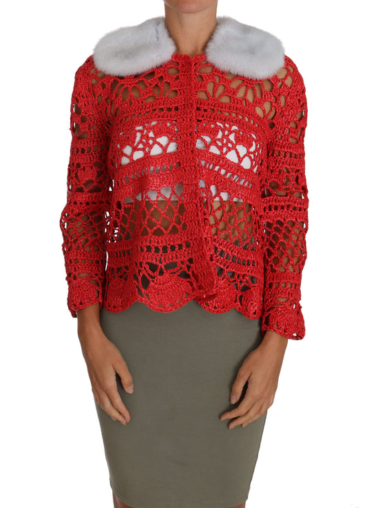 Elegante cárdigan rojo de punto de crochet con cuello de piel
