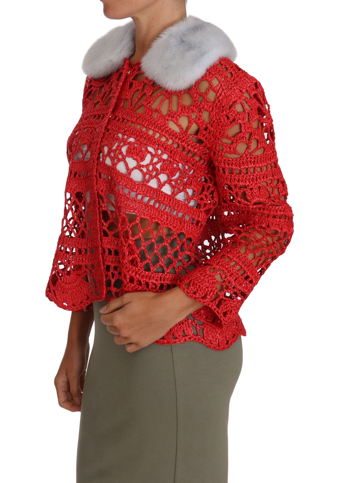 Elegante cárdigan rojo de punto de crochet con cuello de piel